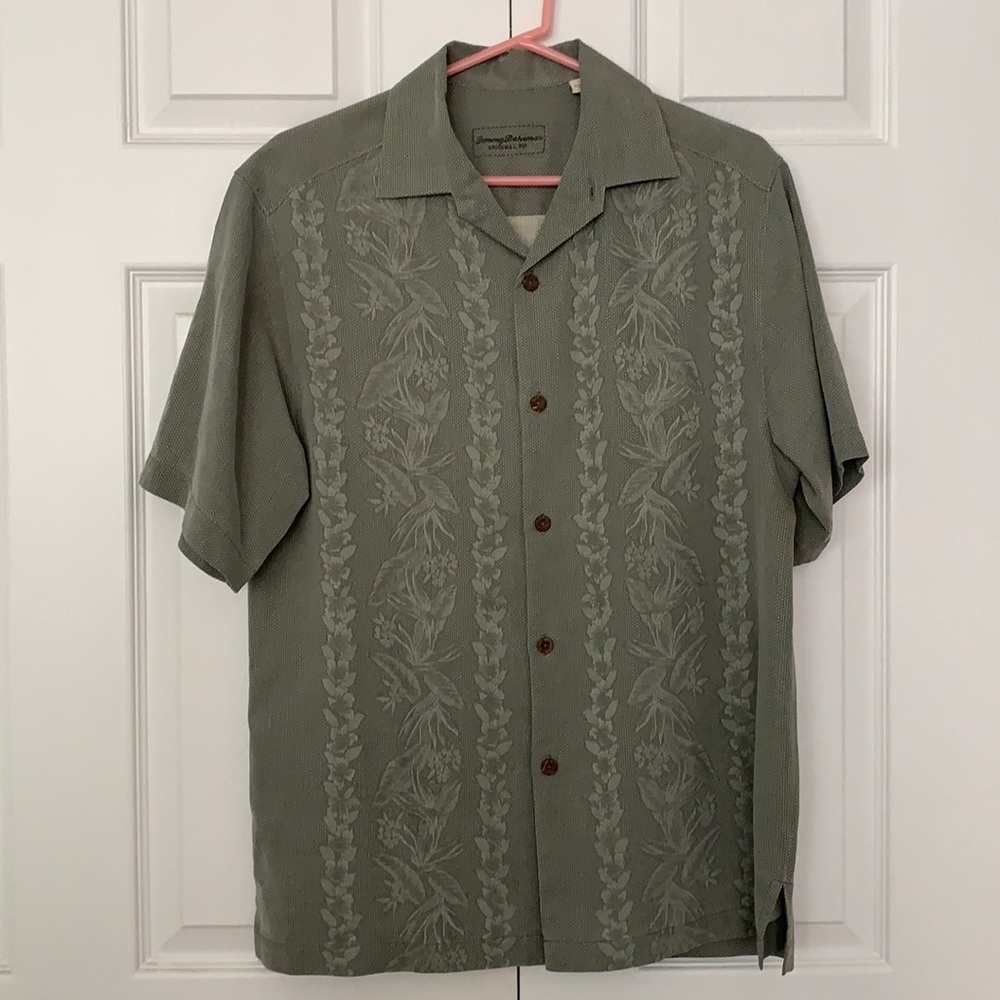Men’s Tommy Bahama green button down shirt